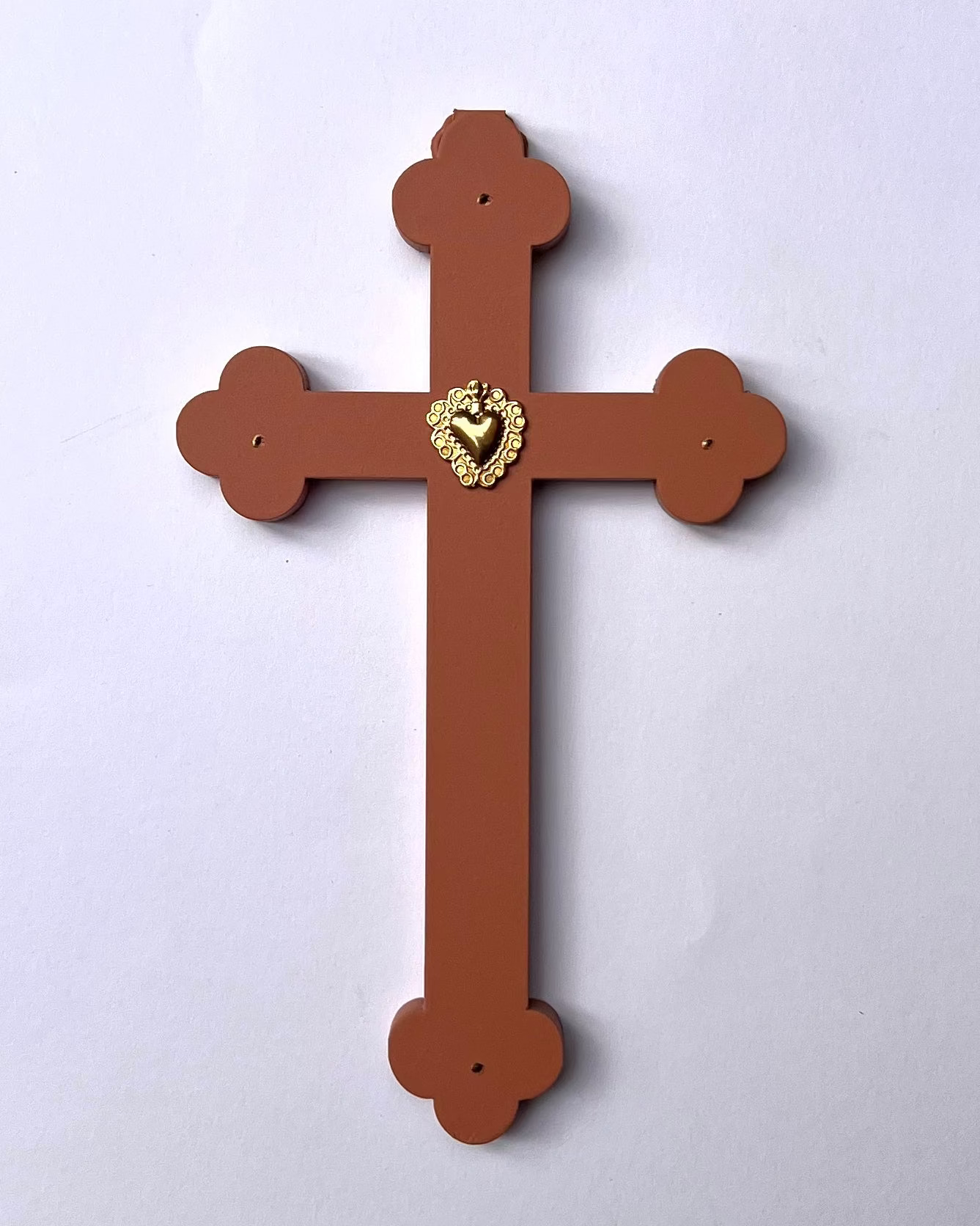 Crucifix ex voto coeur joyeux terre cuite