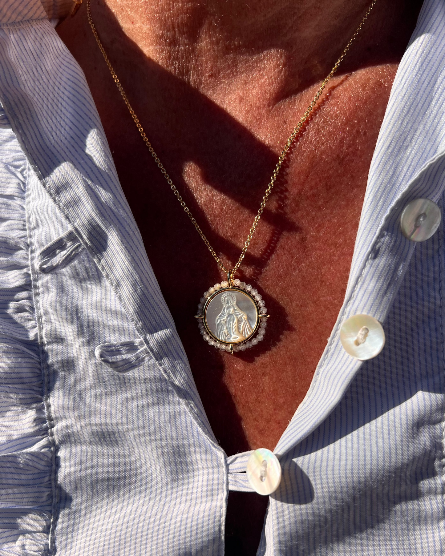 Médaille de la Vierge en nacre perles blanc