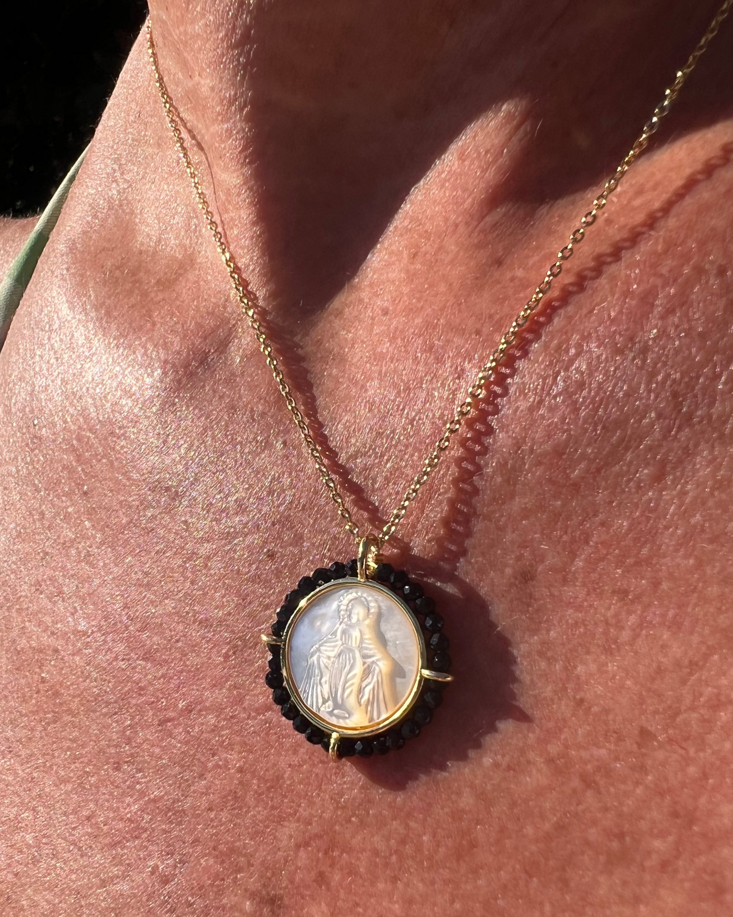 Médaille de la Vierge en nacre perles noir
