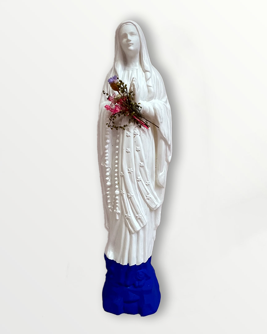 Statuette de la Vierge fleurie