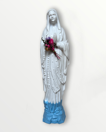 Statuette de la Vierge fleurie