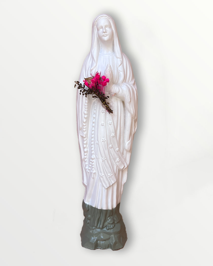 Statuette de la Vierge fleurie