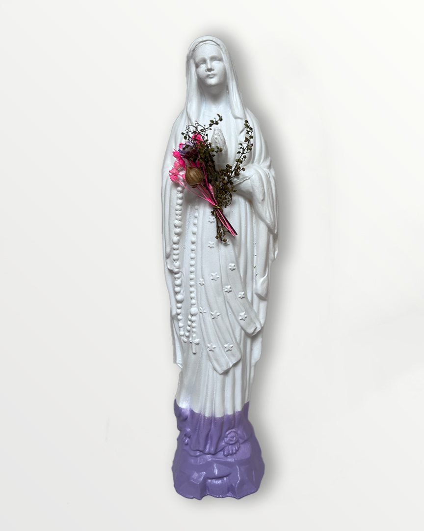 Statuette de la Vierge fleurie